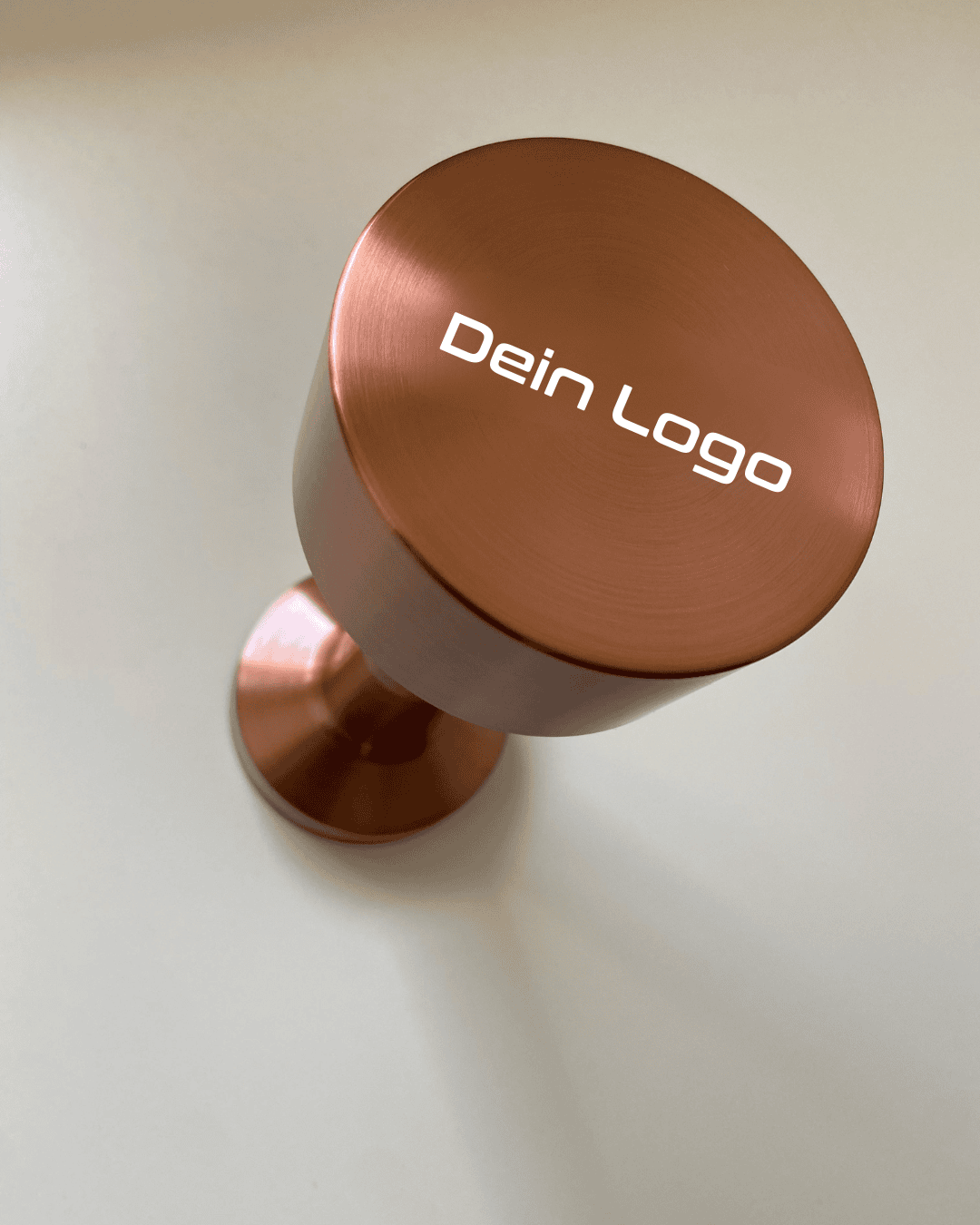 Kupferfarbene Touchlampe mit beispielhaftem Logoaufdruck
